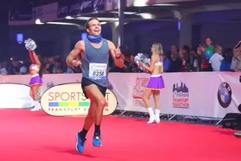 Glücksgefühle beim Zieleinlauf: Rekordläufer Michael Wiebelt auf den letzten Metern beim Frankfurt-Marathon.