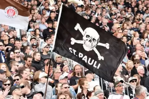 Ihnen wird’s egal gewesen sein: Die Fans des FC St. Pauli hatten mehr am Remis als an der Hymne zu knabbern.