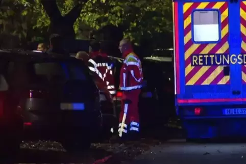 Lübeck: Der Rettungsdienst steht am Einstzort, nachdem durch Schüsse bei einem Polizeieinsatz ein Mann gestorben ist.