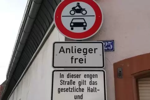 Neue Schilder weisen Autofahrer auf das Halteverbot hin.