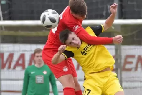 Kopfballduell: Jonas Scholz vom FCK oben, Nico Wiltz von Hertha Wiesbach unten.