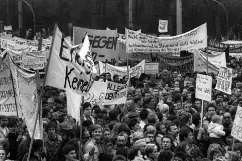 Mischung aus Entschlossenheit und Hoffnung: Demonstranten bei der Großkundgebung auf dem „Alex“.