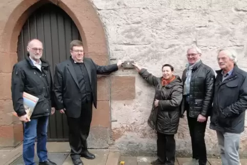 Am gotischen Eingangsportal der Kirche (von links): Ortsbürgermeister Ralf Weber, Pfarrer Philipp Walter, Roswitha Chèret (Stift