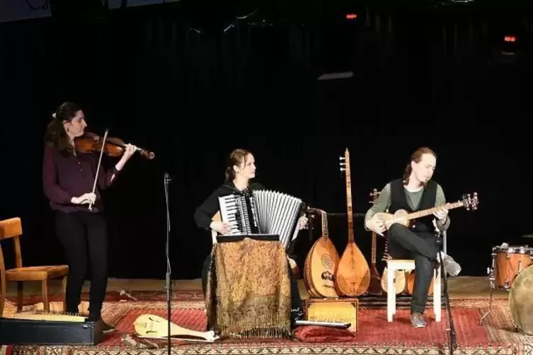 Mit Melodien aus Kasachstan, dem Iran oder Finnland erfreuten die vier Musiker ihr Publikum.