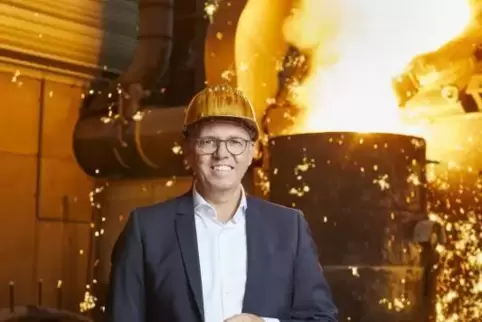 Verbandschef und Unternehmer: Johannes Heger von einer Gusspfanne in seiner Gießerei.