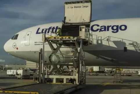 Lufthansa-Frachtflugzeug vom Typ Mc Donnel Douglas MD-11F auf dem Flughafen Frankfurt.