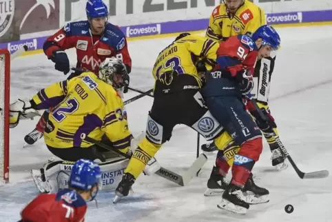 Adler Phil Hungerecker (rechts vorne) kommt nicht durch.
