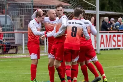 Die Gastgeber jubeln: Die Spieler des TuS 05 Ramsen nach dem 2:0 durch Paul Denzer (links).
