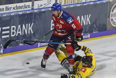 Adler Björn Krupp (links) setzt sich gegen Alex Trivellato durch.