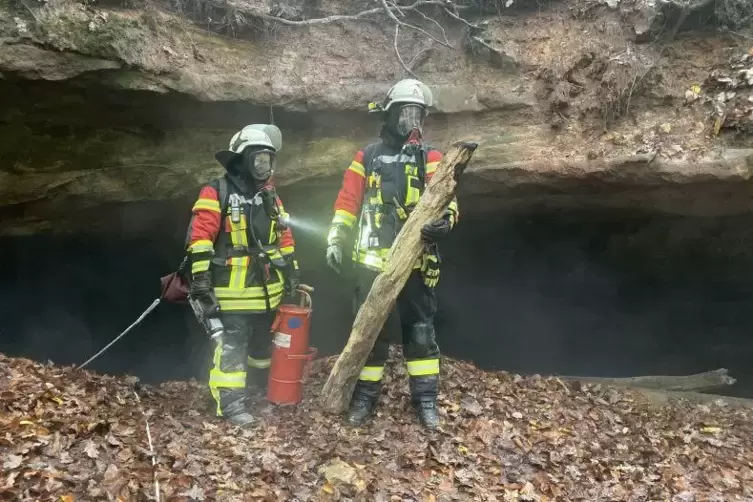 Die Feuerwehr durchsuchte mit Atemschutz und Wärmebildkamera die Höhle in der Elendsklamm. 