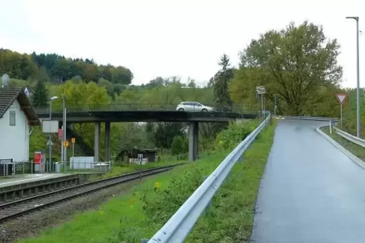 Die Brücke über die Bahnlinie kann zwar noch befahren werden, es sind aber bereits Schäden zu sehen.