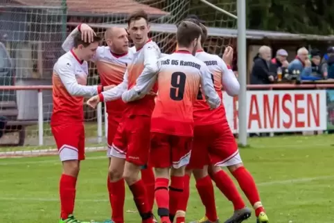 Die Gastgeber jubeln: Die Spieler des TuS 05 Ramsen nach dem 2:0 durch Paul Denzer (links).