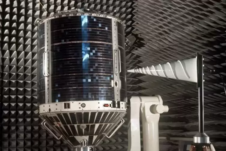 Diese undatierte Aufnahme zeigt Azur , den ersten deutschen Forschungsatelliten, im Schall-Labor des Forschungsinstitutes in Ott