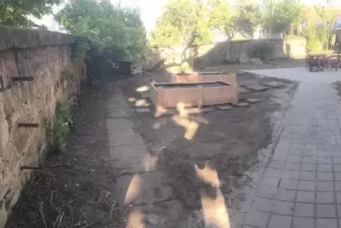 Während der Umgestaltung durch die Landjugend und Pfadfinder: der Pfarrgarten in Hainfeld. 