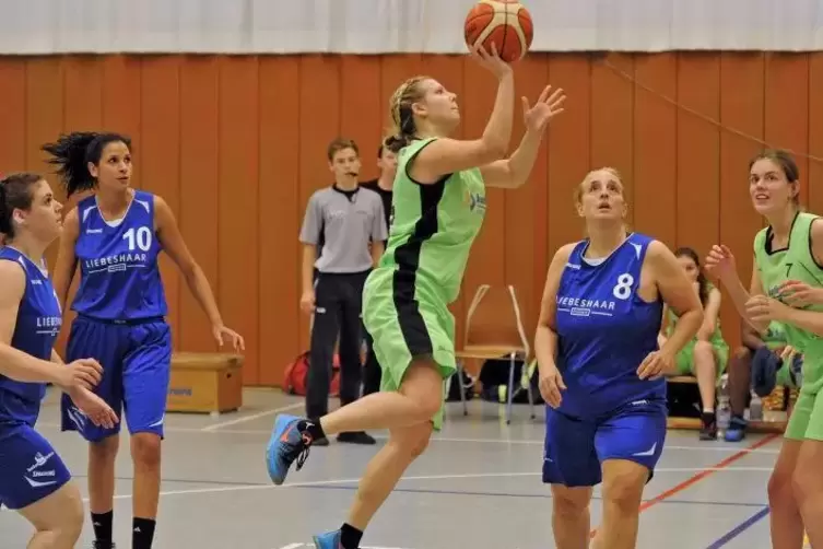Auch sieben Punkte von NIna Wolff (am Ball) halfen den Dürkheimer Basketballerinnen nicht – Bad Kreuznach nahm die Punkte mit.