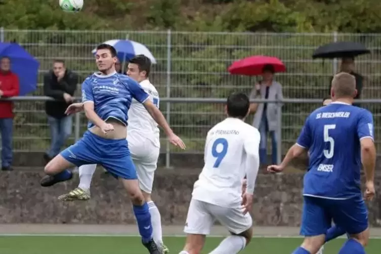 Nach 90 Minuten endete das Verbandsliga-Derby zwischen der SG Rieschweiler (hier links Pascal Frank im Kopfballduell mit Christo