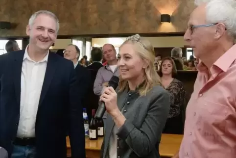 Selina Metzger mit Ortsbürgermeister Stefan Stähly (links) und ihrem Vater Stefan Metzger.