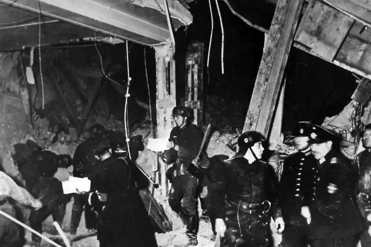 Aufr&auml;umarbeiten nach dem Bombenattentat auf Adolf Hitler im M&uuml;nchner B&uuml;rgerbr&auml;ukeller.