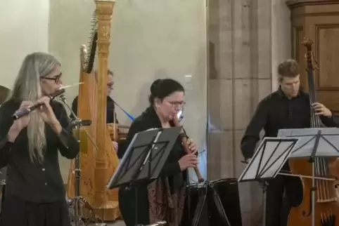 Vier von Fünfen (von links): Flötistin Isabell Weimer, Harfenist Gernot Blume, Petra Fluhr an Blockflöte und Oboe sowie singend,