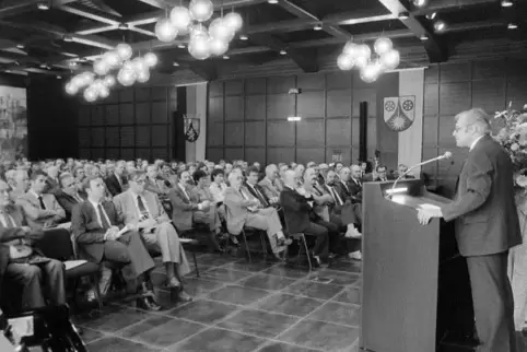 27. Oktober 1982: Ministerpräsident Bernhard Vogel hält die Festansprache zur Einweihung des neuen Kreishauses. Links in der vor