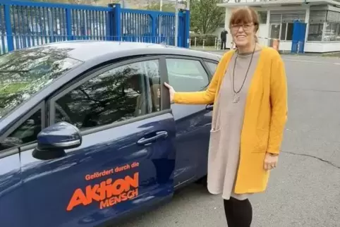 Helma Bielfeldt mit dem neuen Fiesta.