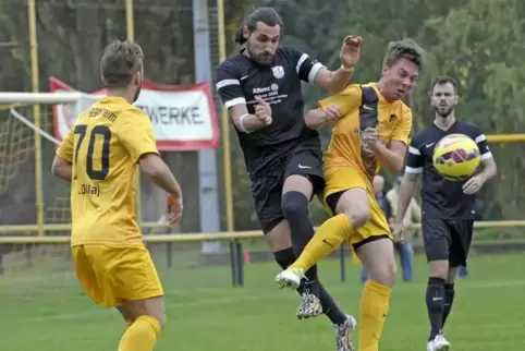 Gökhan Dogan (Mitte), hier noch im Dress von Phönix Schifferstadt, spielte gegen den FKP, obwohl er gesperrt war.