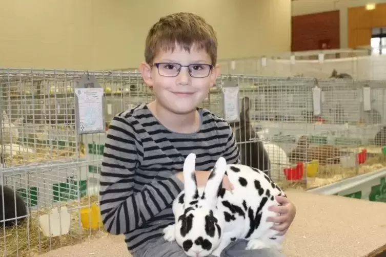 Jugendvereinsmeister Elias Zinn mit seinem besten Kaninchen.