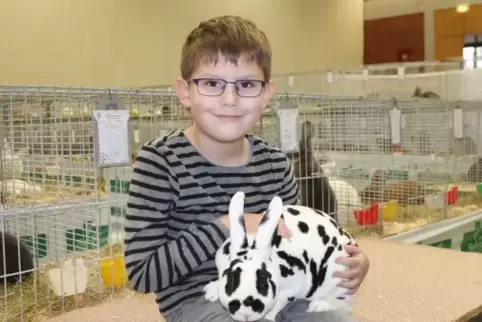 Jugendvereinsmeister Elias Zinn mit seinem besten Kaninchen.