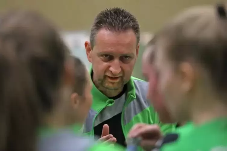 Hahn im Korb: Gerd Götz mit seinen Spielerinnen.