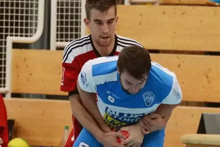 Weiter sieglos: die Handballer des TV Dahn (in Blau-Weiß).