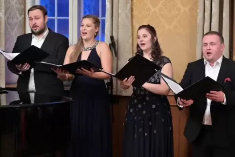 Isabella Pany, Melanie Gleissner, Florian Firlus und Matthias Lika singen zur Eröffnung zwei Lieder von Robert Schumann.