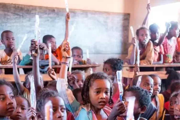 Das &Auml;rzteteam war auch in der Grundschule, um die Kinder &uuml;ber die richtige Mundpflege aufzukl&auml;ren.