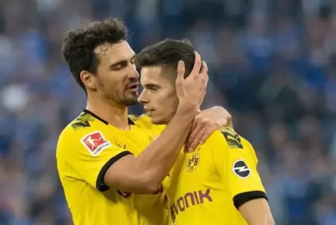 Väterlicher Kollege: BVB-Führungsfigur Mats Hummels mit Julian Weigl (rechts).