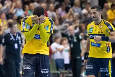 Mads Mensah Larsen und Alexaner Petersson sind enttäuscht nach der Niederlage in Berlin.
