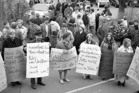 Demonstration vorm Krankenhaus Rockenhausen im März 1993 beim Besuch von Sozialminister Ulrich Galle. Die Plakate machen deutlic