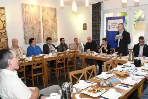 Essen und Europa: Gerhard Degen (stehend) von Europe Direct und Johanna Becker-Strunk (links daneben), Leiterin der rheinland-pf