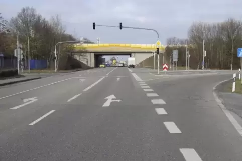 Hier eine Aufnahme vor den Bauarbeiten. Die Fußgänger kreuzten ohne Weg und Ampel die Autobahnauffahrt der A 650.