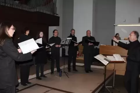 Unter der Leitung von Markus Braun: Vokalissimo und Christoph Utz an der Orgel.