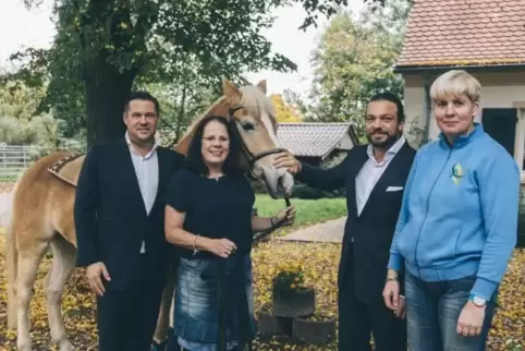 Bei der Übergabe: Wilhelma Metzler und Tini Wanzek-Heringer („Kinderhilfe“ ) sowie Sebastian Engel und Peter Buhrmann (Alpha Rea
