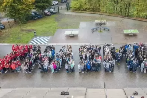 Ein Zeichen der Solidarität: Im Oktober hatten Mitschüler auf dem Schulhof Zhasmins Namen nachgebildet.