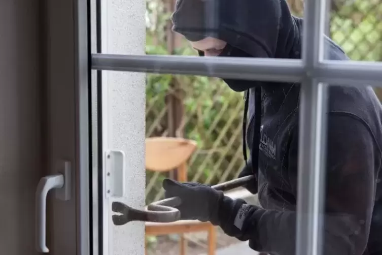 Durch Fenster und Türen kommen Einbrecher am häufigsten ins Haus.