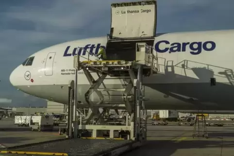Lufthansa-Frachtflugzeug am Flughafen Frankfurt. 