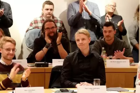 Der Moment der Erleichterung: Lukas Hartmann kann nach der Wahl aufatmen, seine Parteifreunde und Zuschauer klatschen.