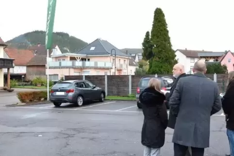 Am Parkplatzeingang, zurückversetzt an den Zaun, könnte in Fischbach demnächst eine große Werbetafel stehen. Der Vizepräsident d