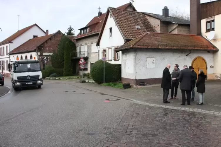 Ortstermin in Busenberg: Der Richter vor dem beantragten Aufstellungsplatz (rechts).