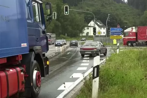 Von Waldfischbach-Burgalben bis zur Biebermühle wird auf der B270 Gehölz am Straßenrand zurückgeschnitten.