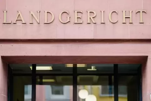 Der Vorwurf lautet auch auf gefährliche Körperverletzung.