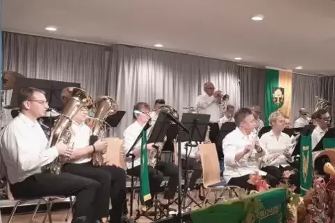 Die Hembach-Kapelle baut die Semmering-Bahn musikalisch nach.