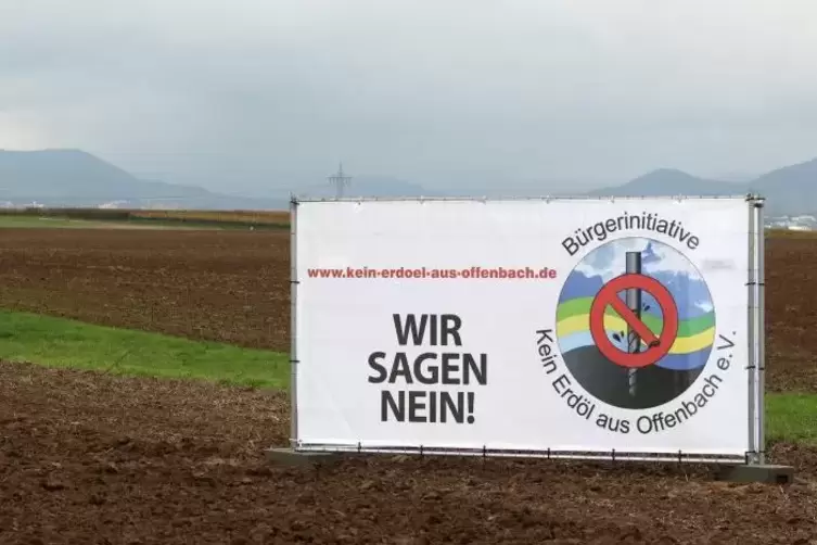 Einer der Banner steht auf einem Acker zwischen Offenbach und Herxheim.