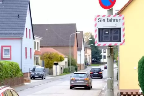Die Geschwindigkeitsmesstafel an der Ortszufahrt Mörsbach ist seit Monaten defekt. Der Ortsbeirat will sie reparieren lassen.